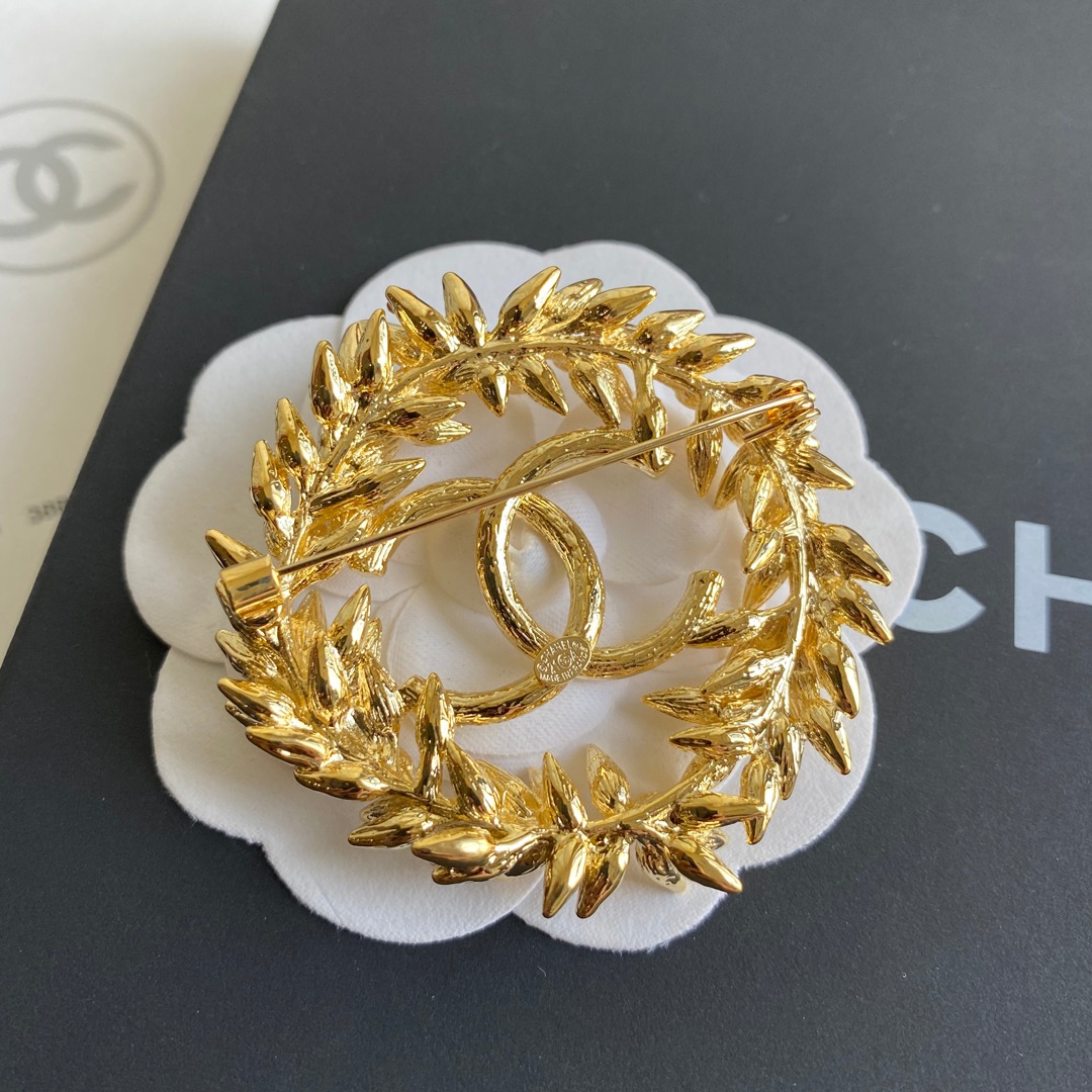C193  Chanel brooch 107001
