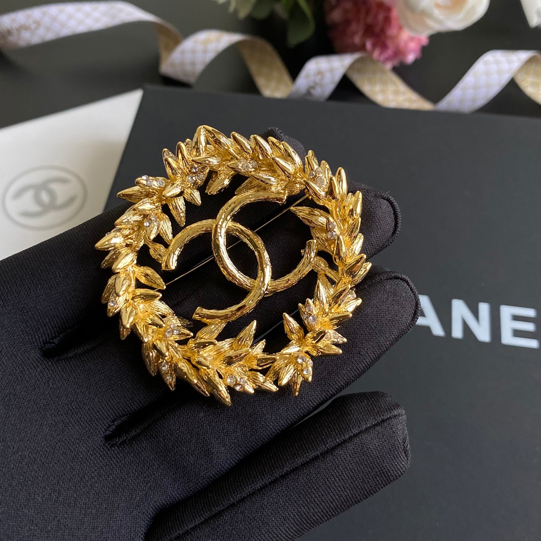 C193  Chanel brooch 107001