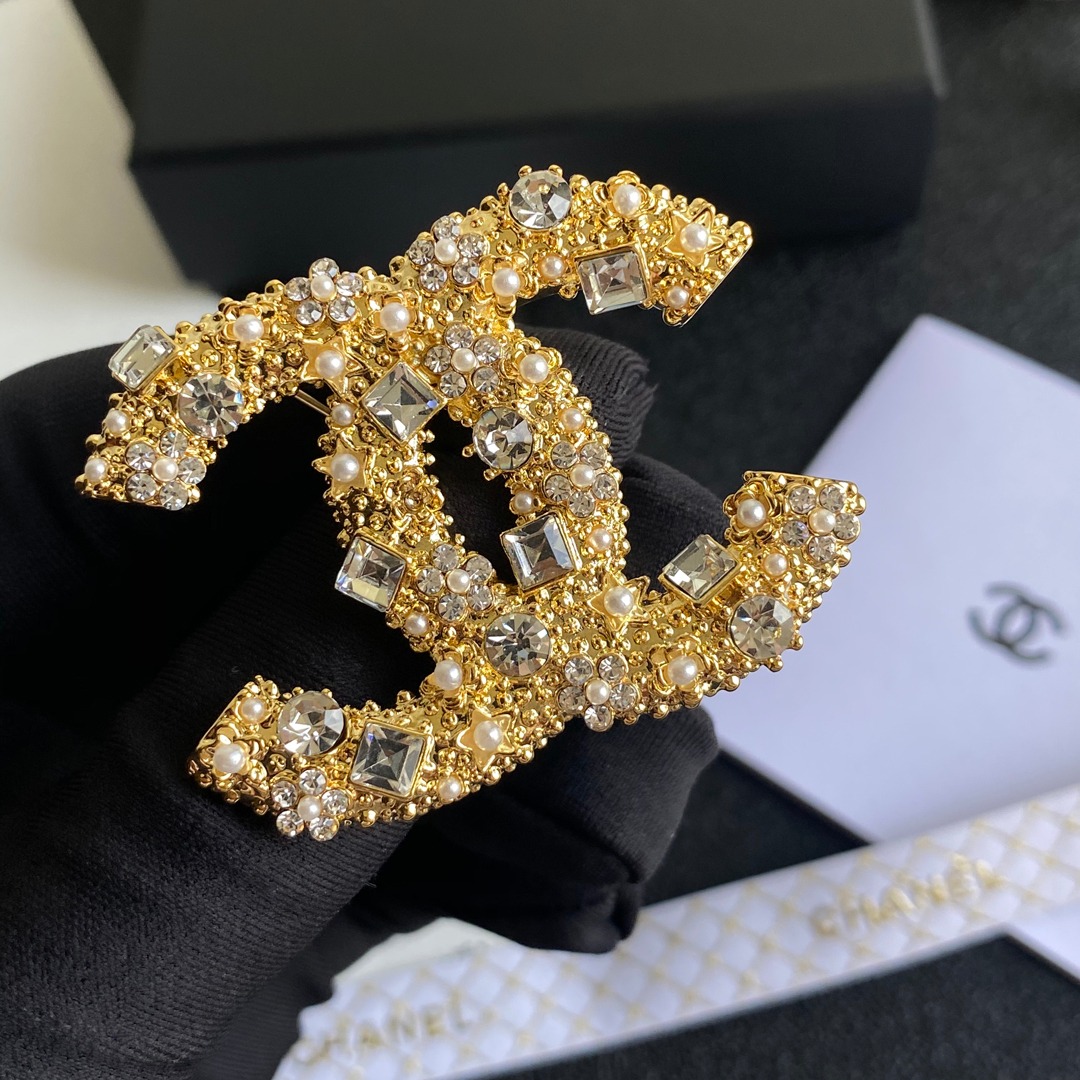 C135  Chanel brooch 107087