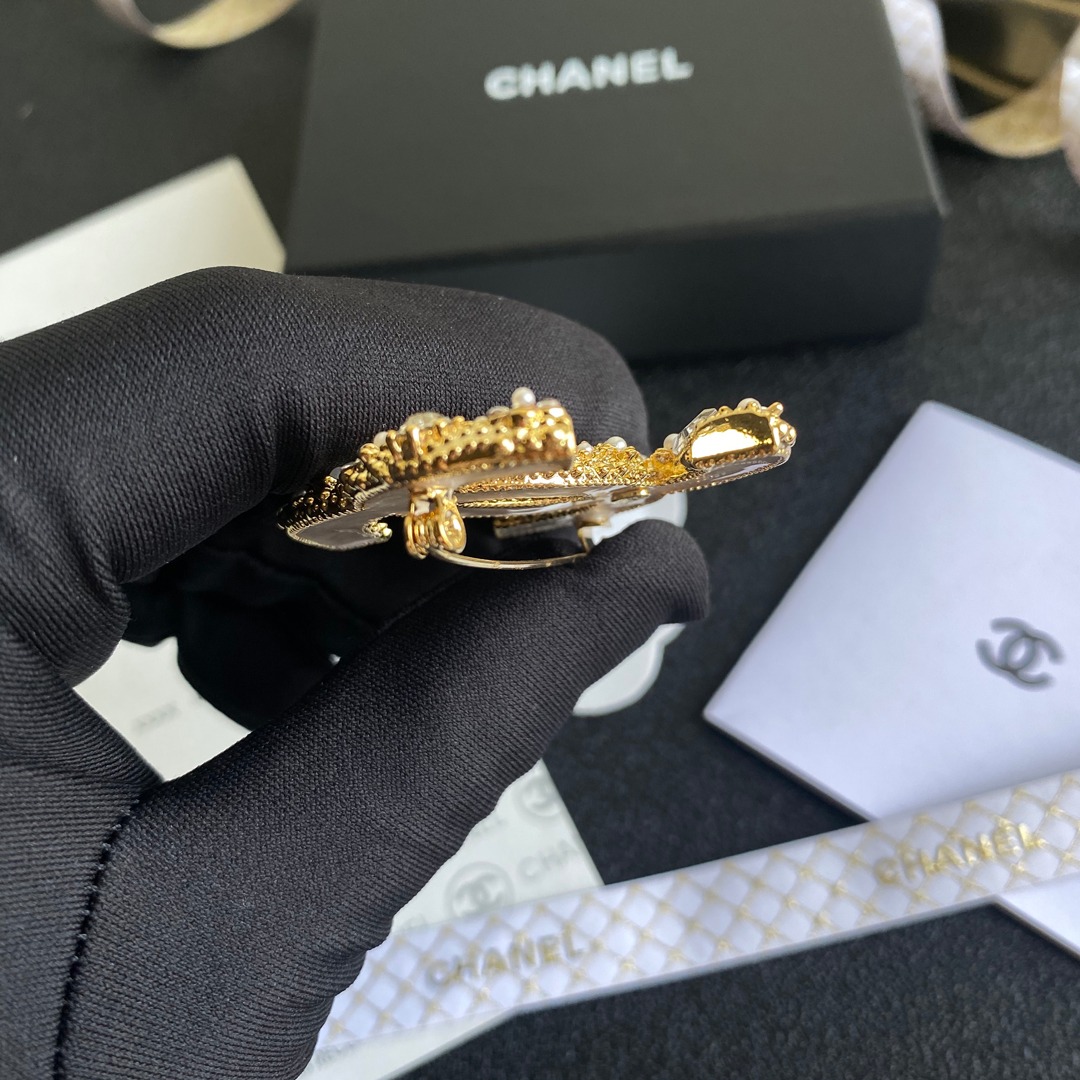 C135  Chanel brooch 107087