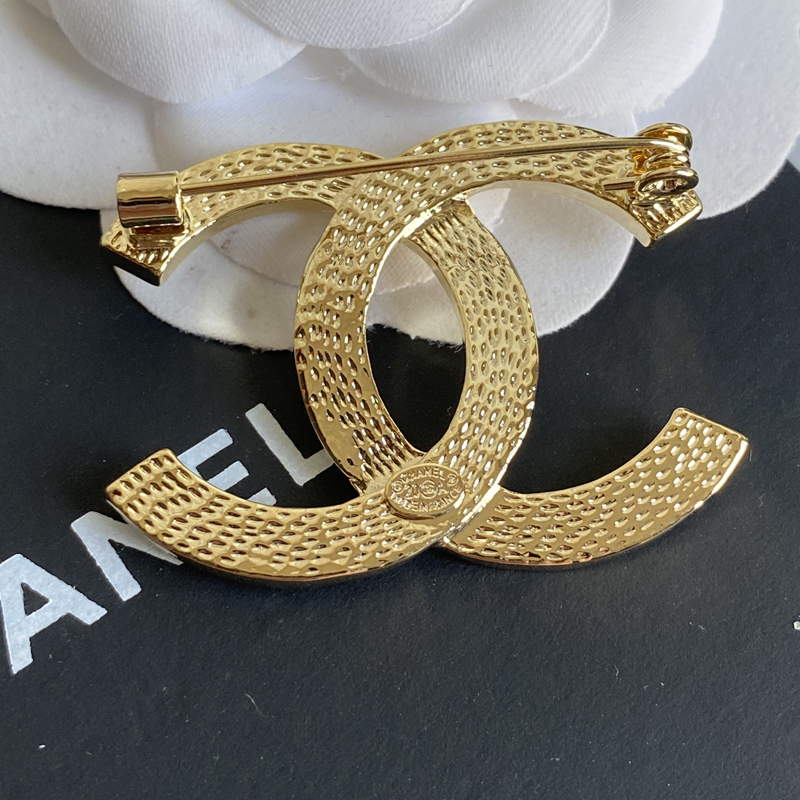 C143 Chanel brooch 107089