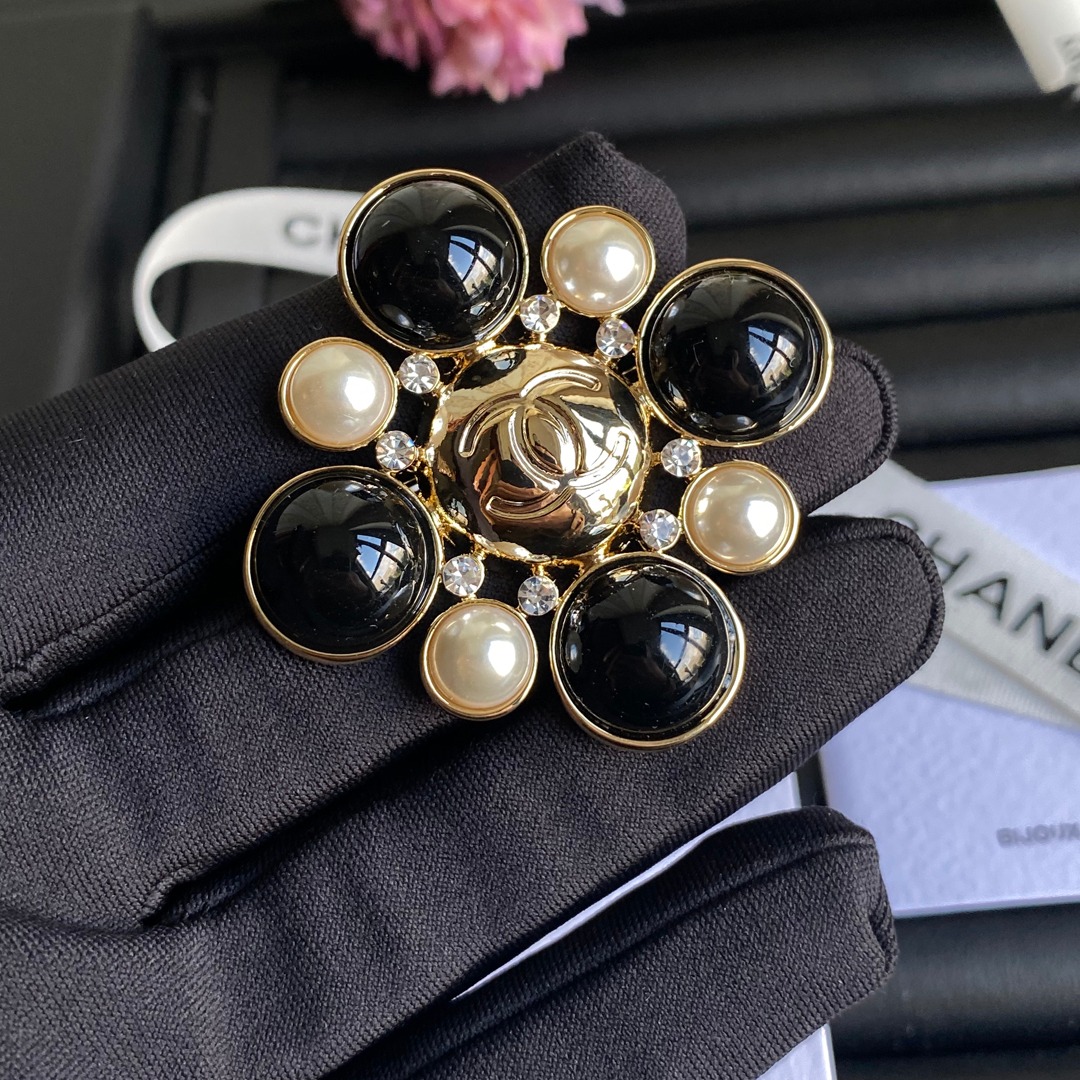 C123 Chanel brooch 107105