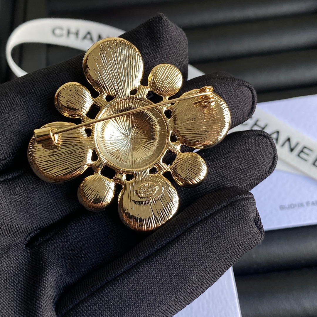 C123 Chanel brooch 107105