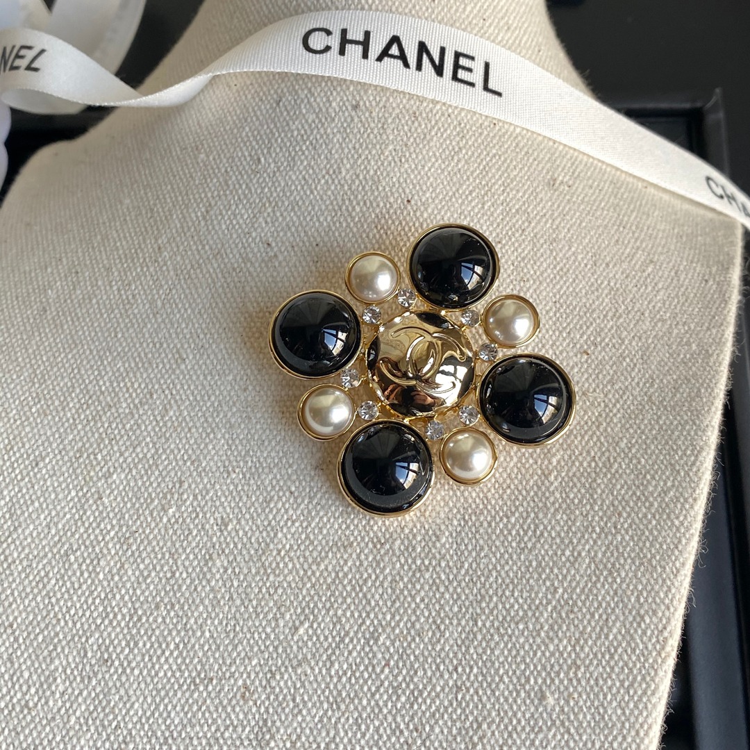 C123 Chanel brooch 107105