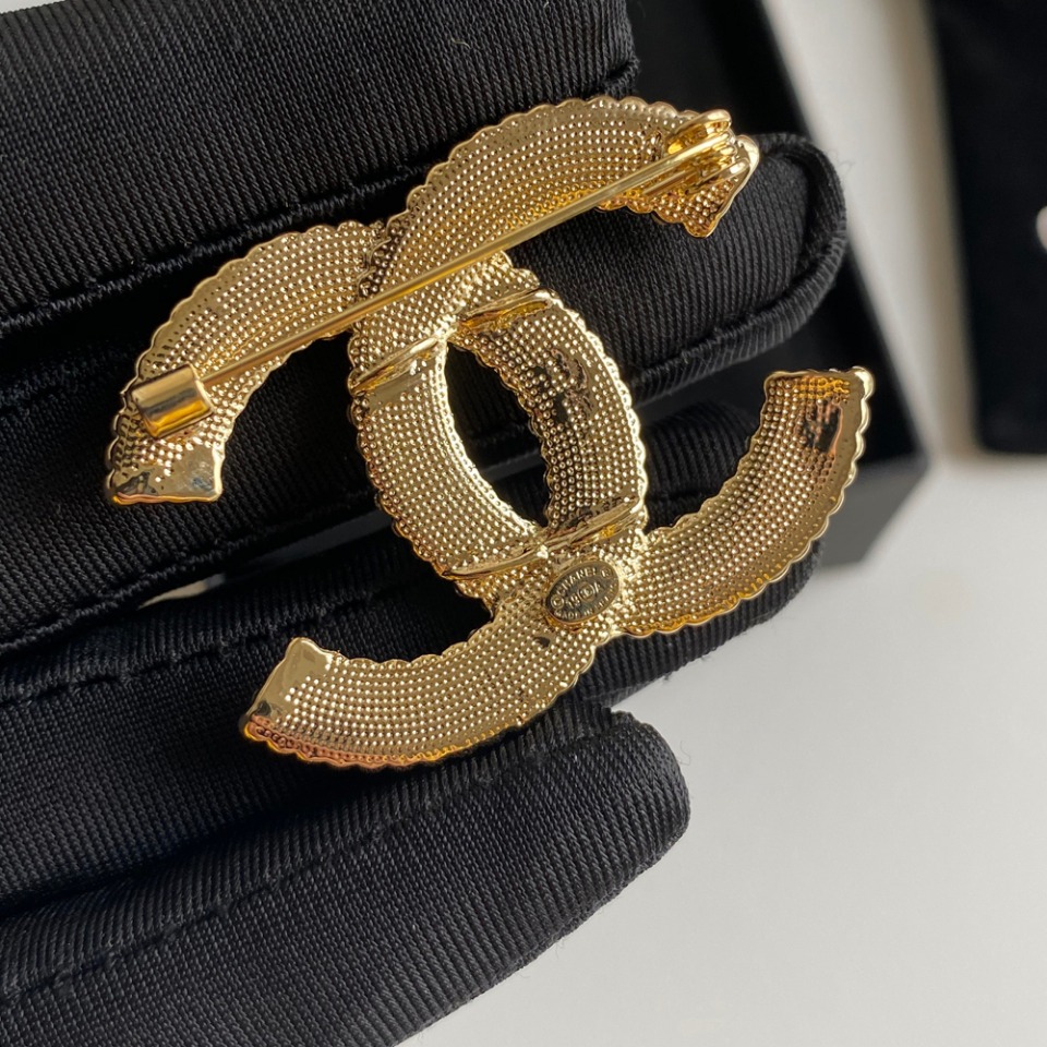 C056 Chanel brooch 107127