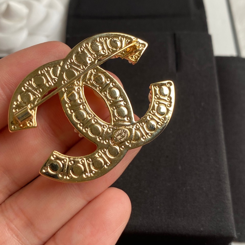 C110 Chanel brooch 107128