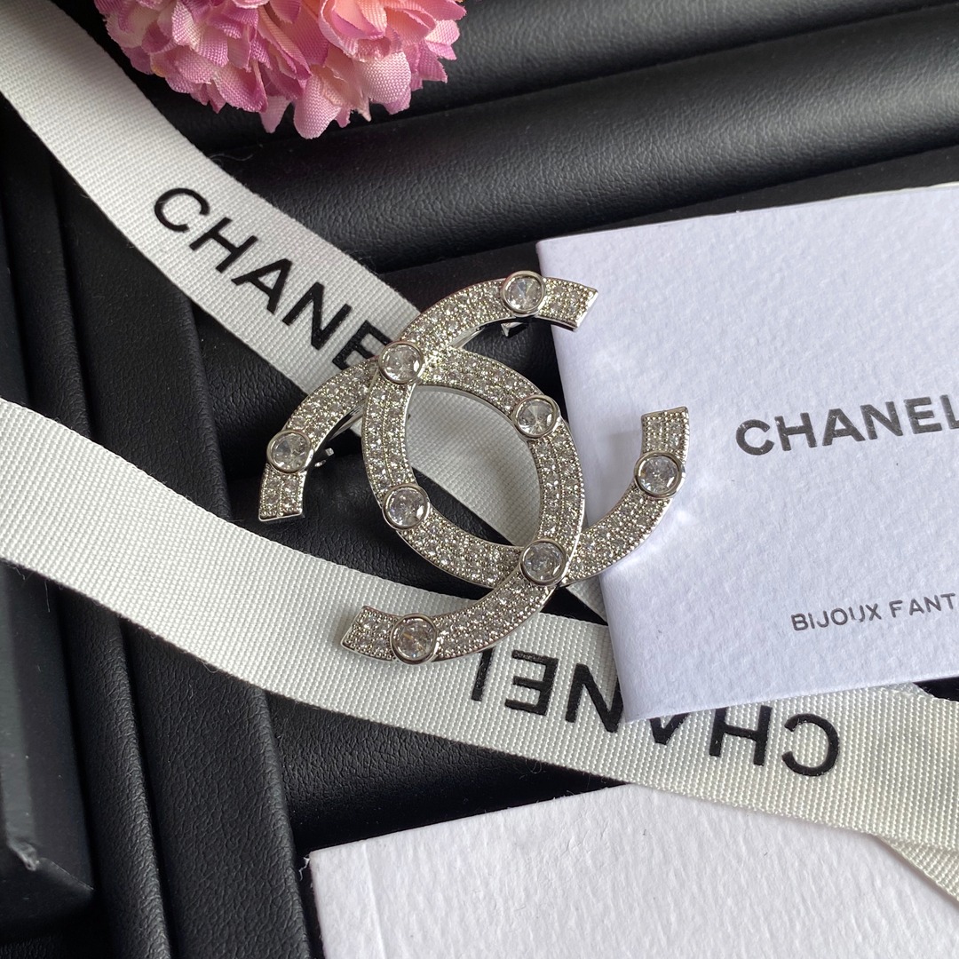 D029 Chanel brooch 107148