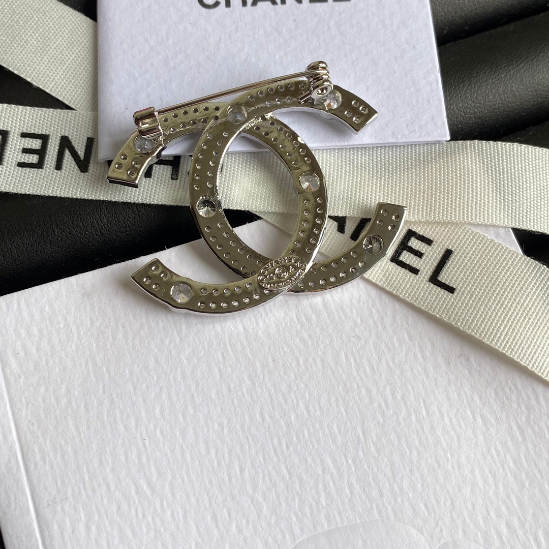 D029 Chanel brooch 107148