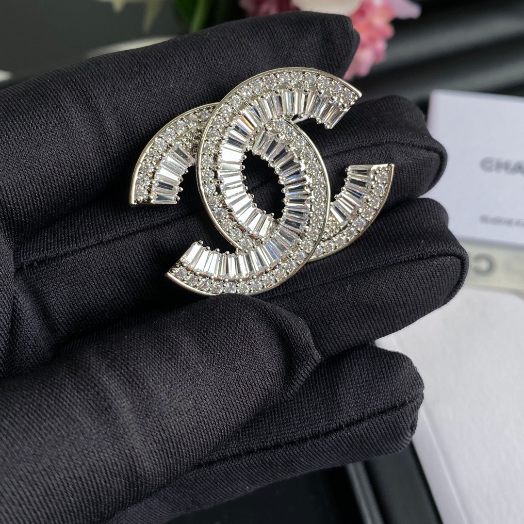 D032 Chanel brooch 107149