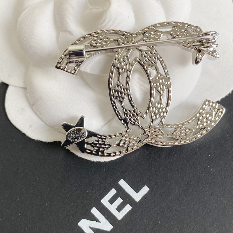 C125 Chanel brooch 107162