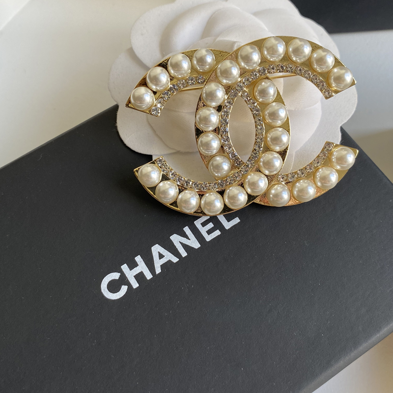 C036 Chanel brooch 107164