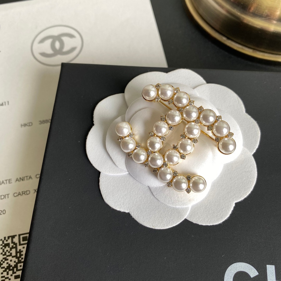 C141  Chanel brooch 107178