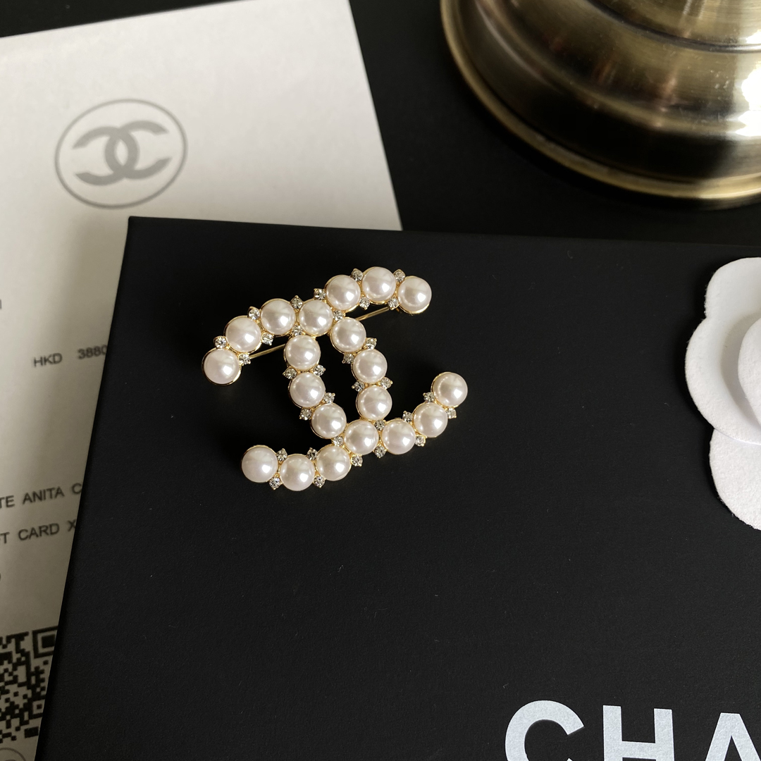 C141  Chanel brooch 107178