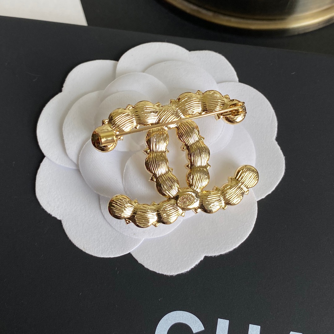 C141  Chanel brooch 107178