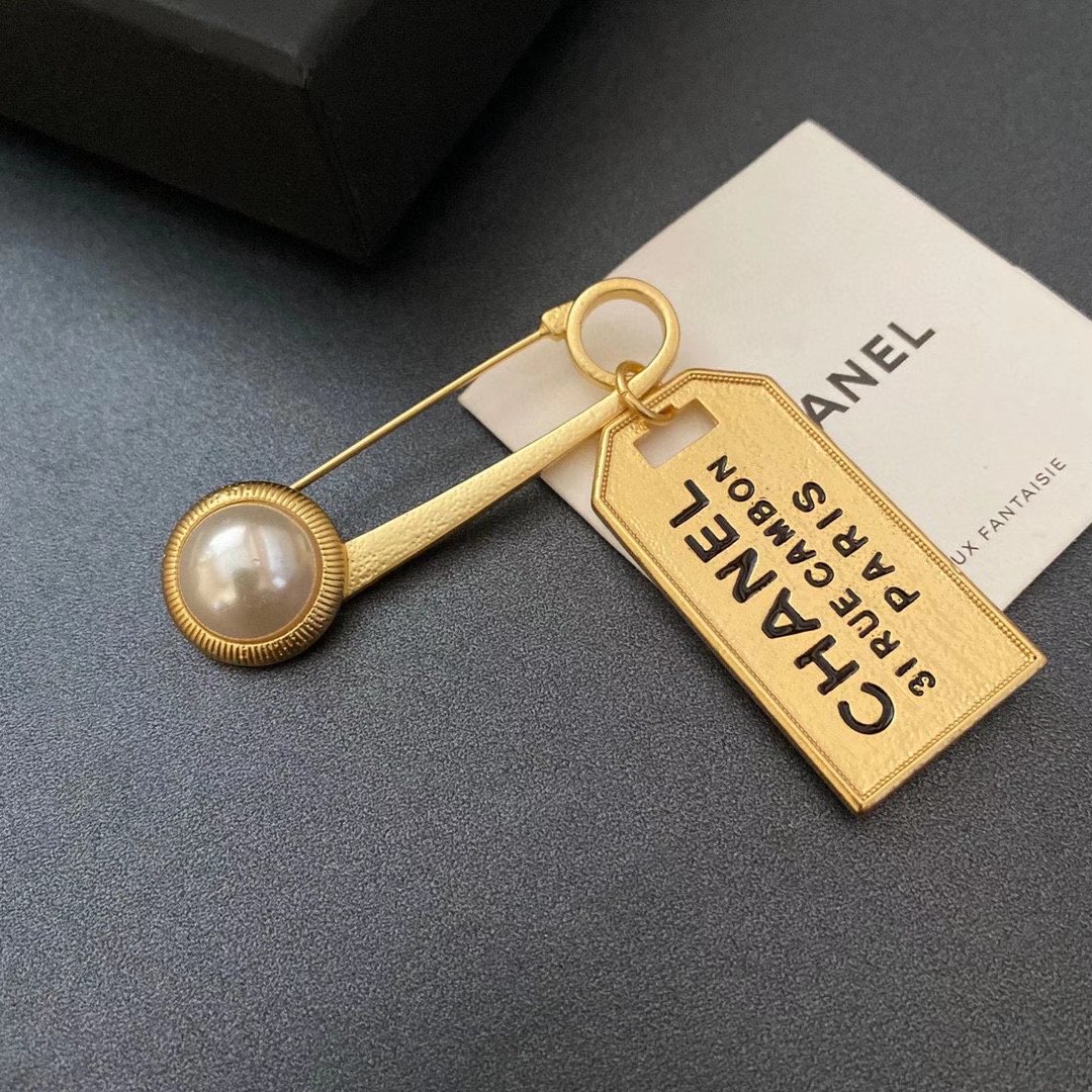 C134 Chanel brooch 107180