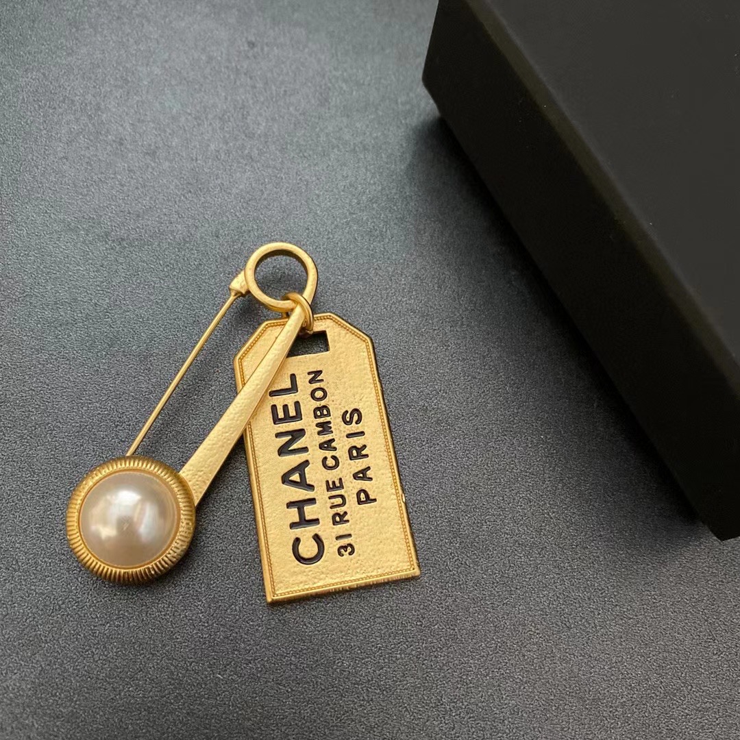 C134 Chanel brooch 107180