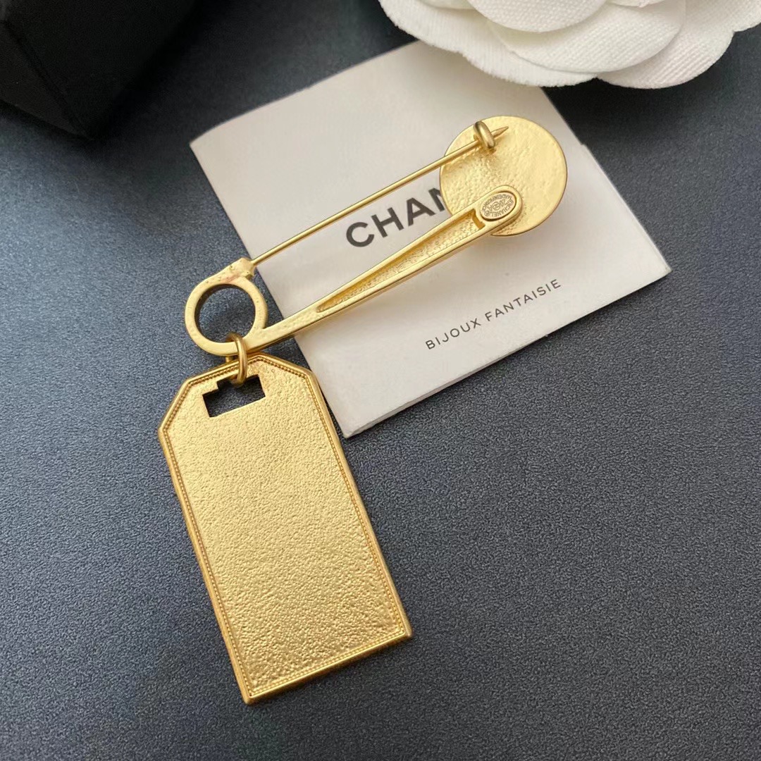 C134 Chanel brooch 107180