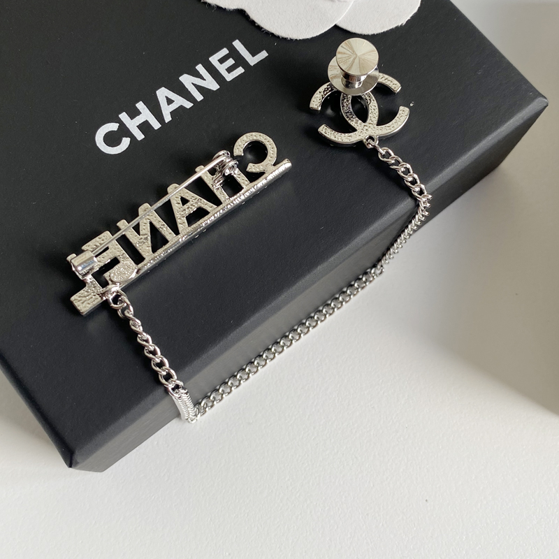 C133 Chanel brooch 107228