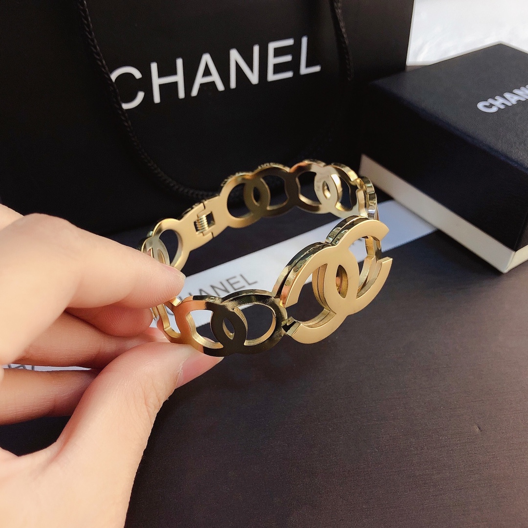 S077  Chanel bracelet 104949