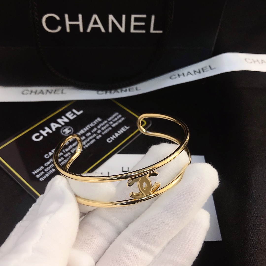 S142     Chanel bracelet 106223