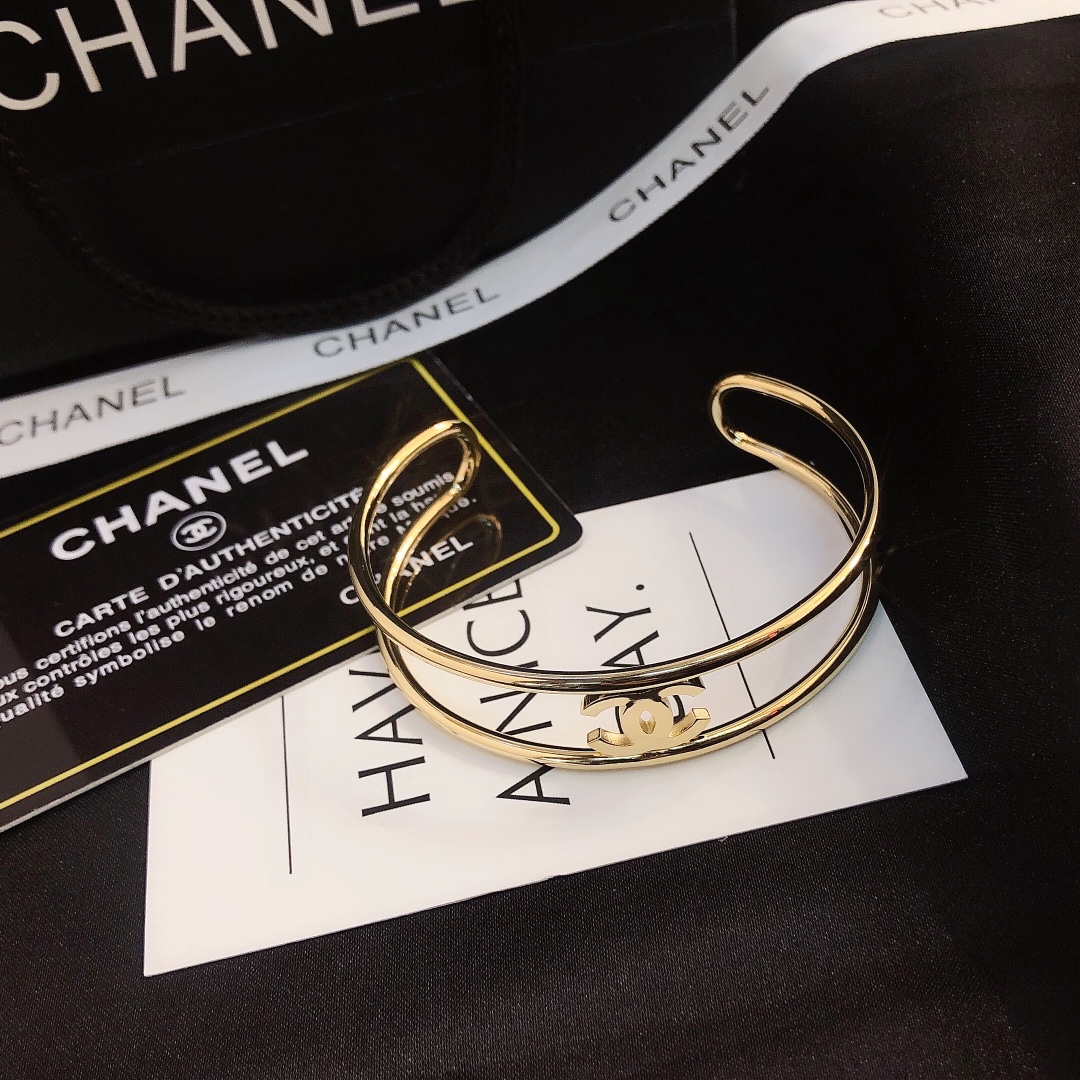 S142     Chanel bracelet 106223