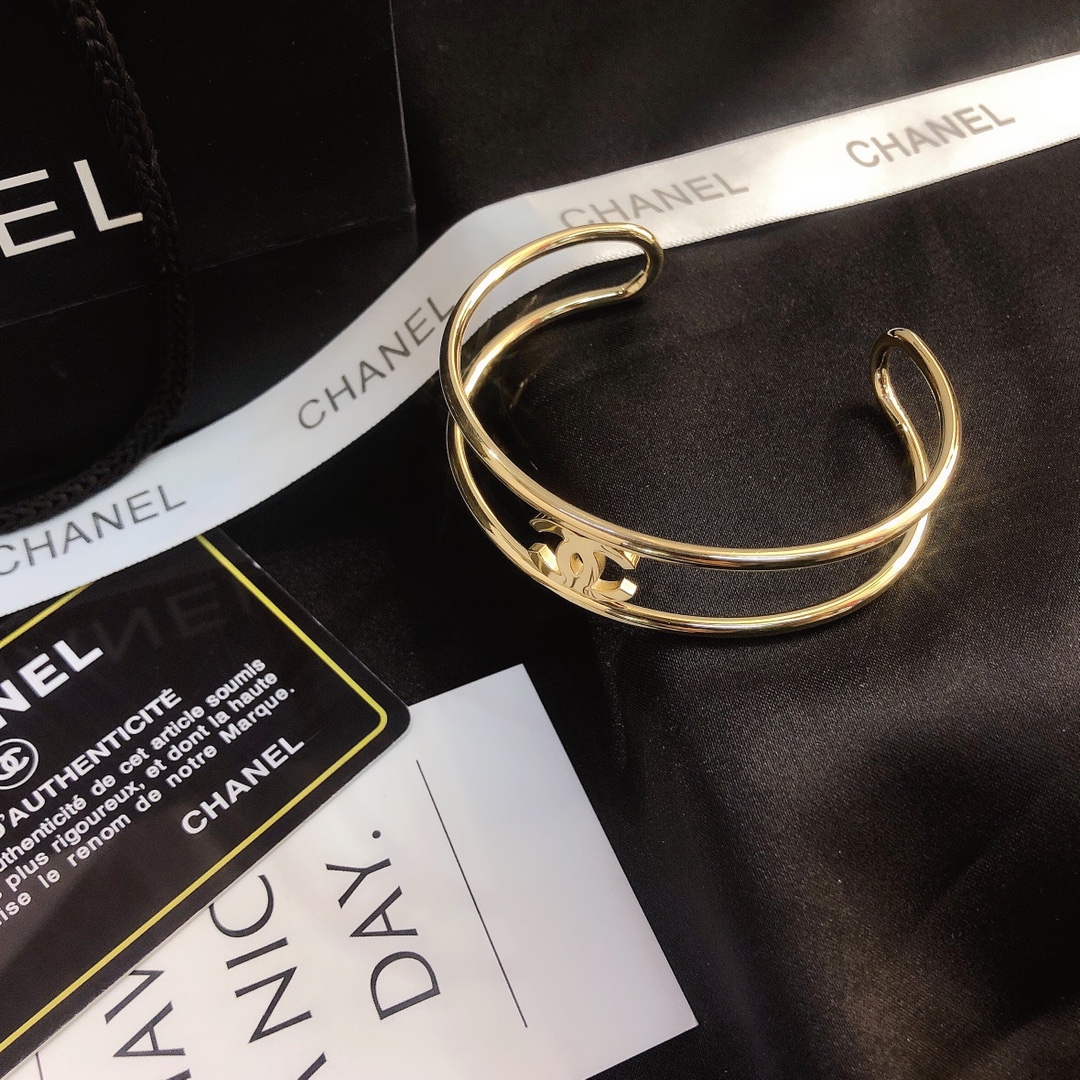 S142     Chanel bracelet 106223