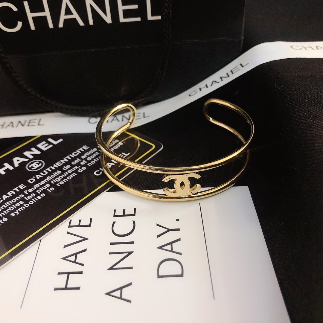 S142     Chanel bracelet 106223