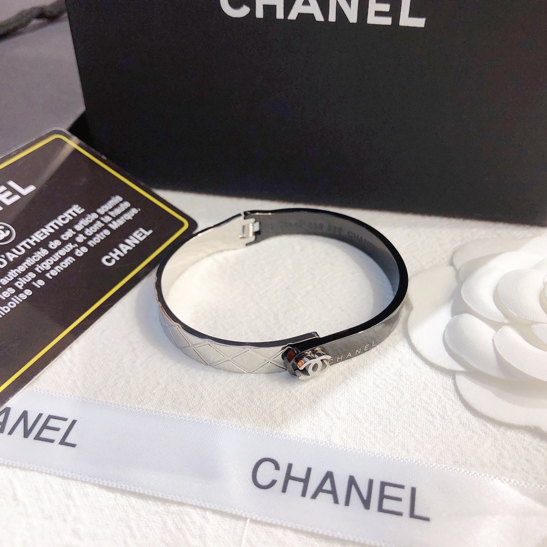 S210   Chanel bracelet 106256