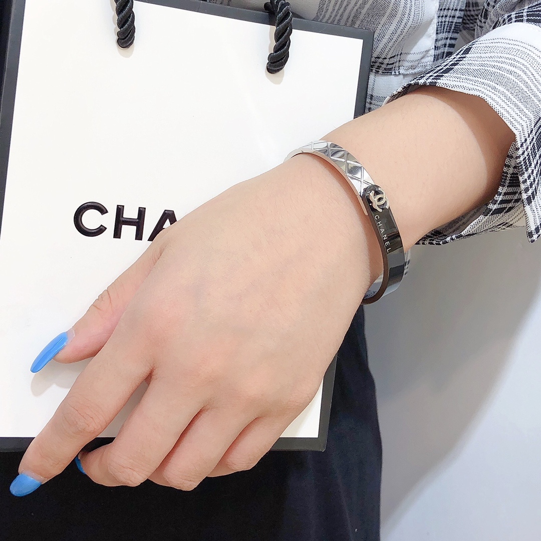 S210   Chanel bracelet 106256