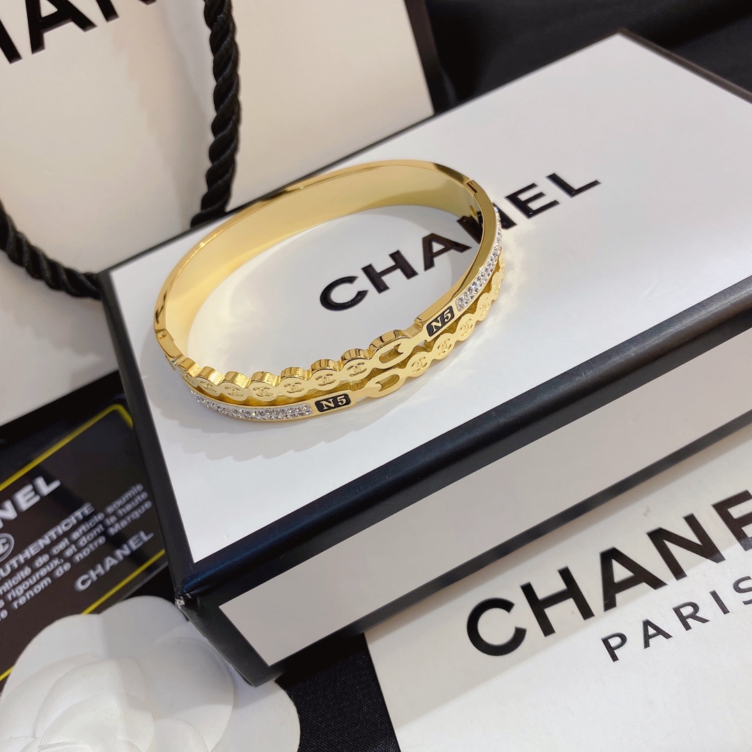 S260     Chanel bracelet 106944