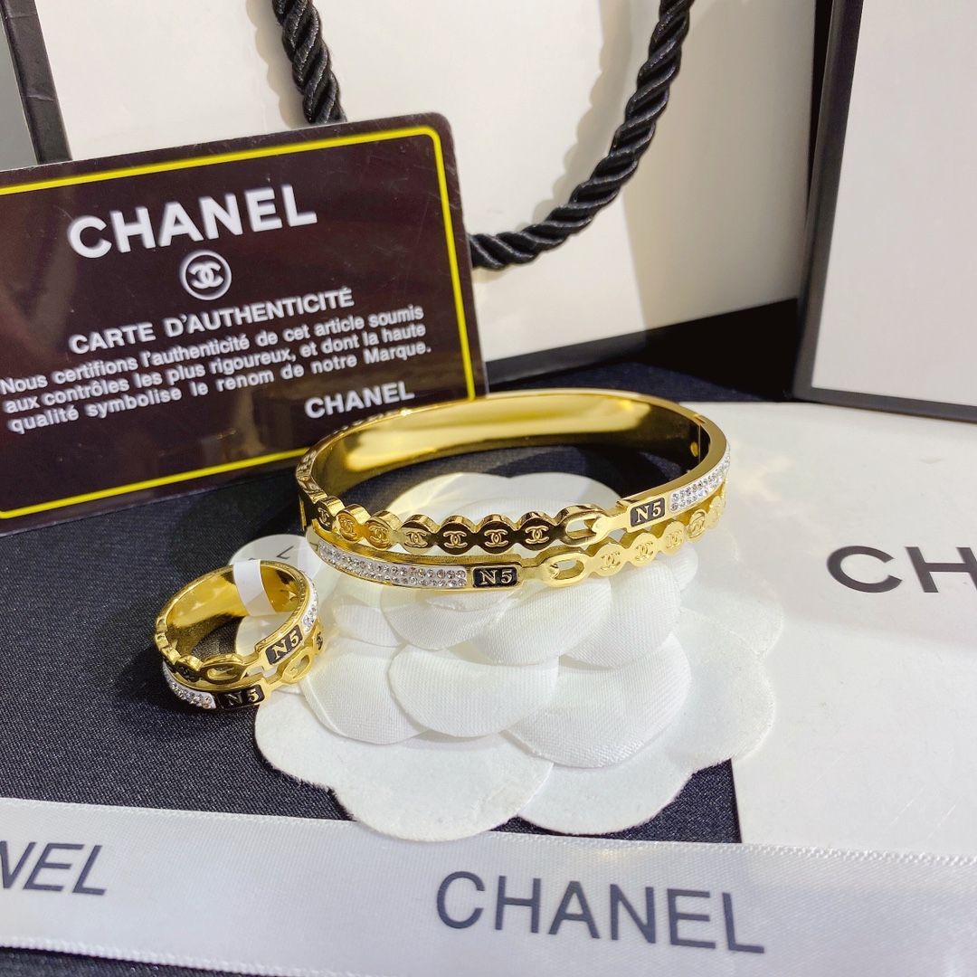 S260     Chanel bracelet 106944