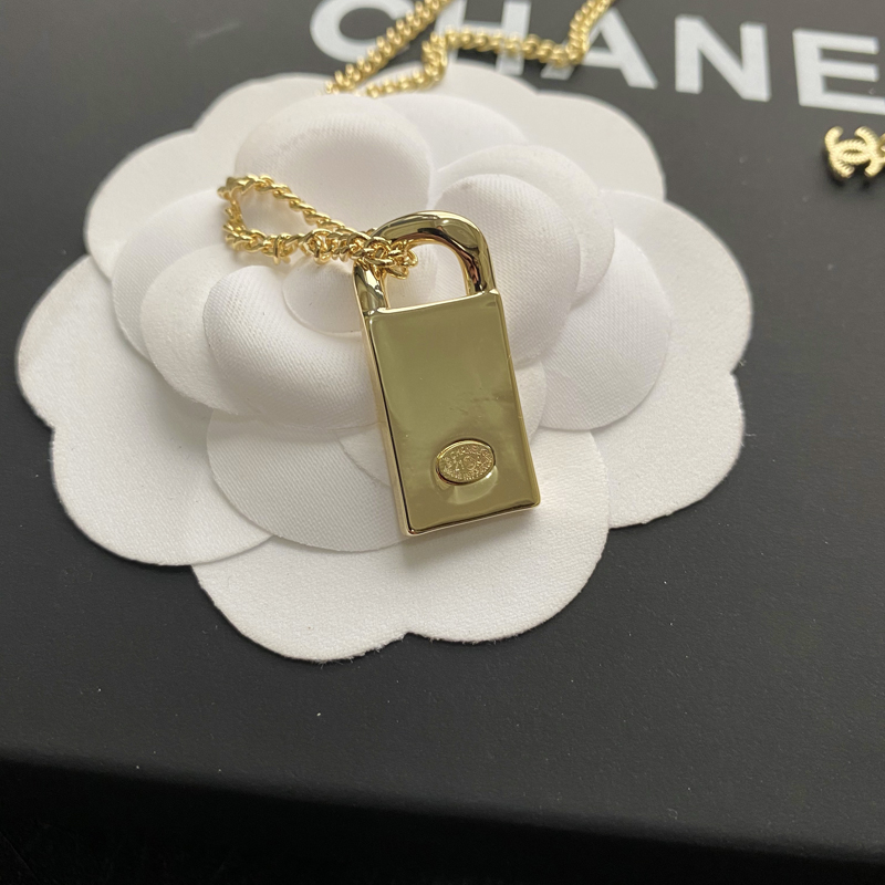 B069 Chanel necklace 104742