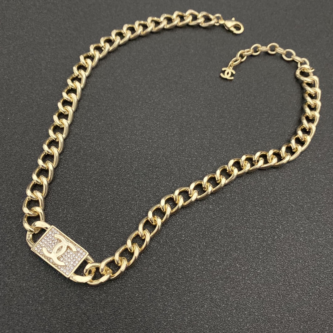 B068 Chanel necklace 104752