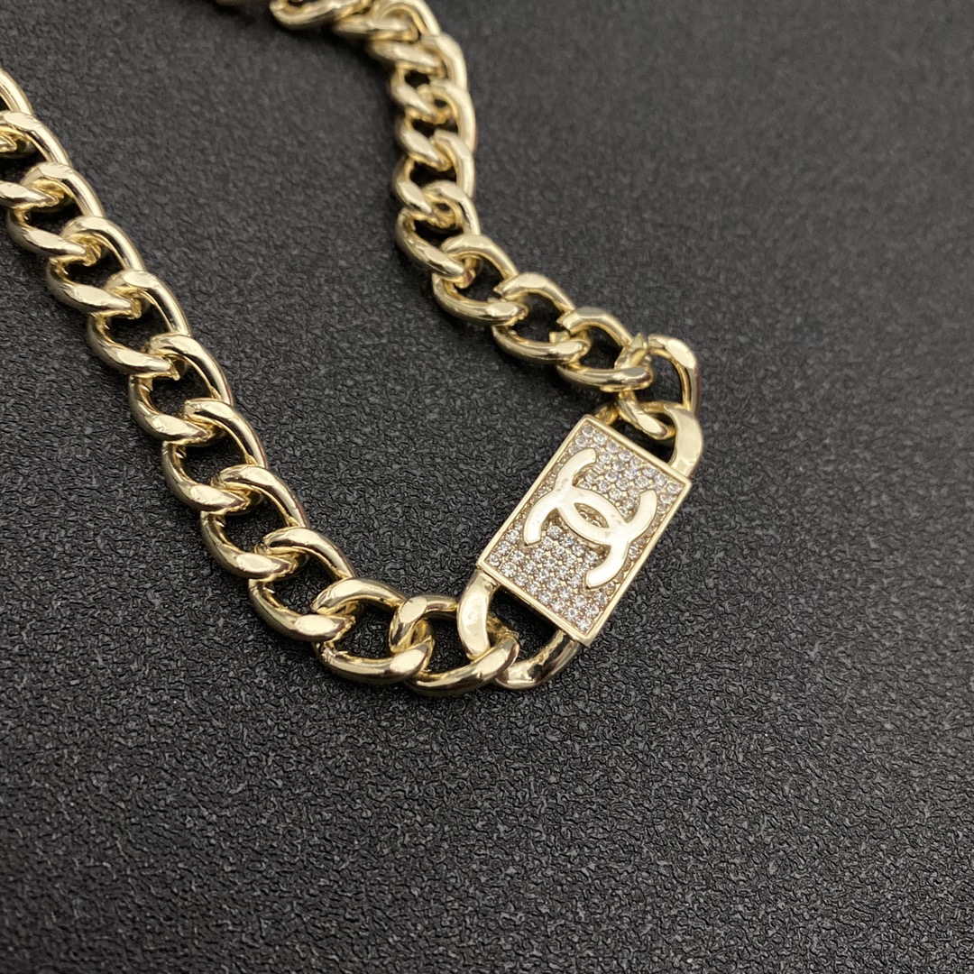 B068 Chanel necklace 104752