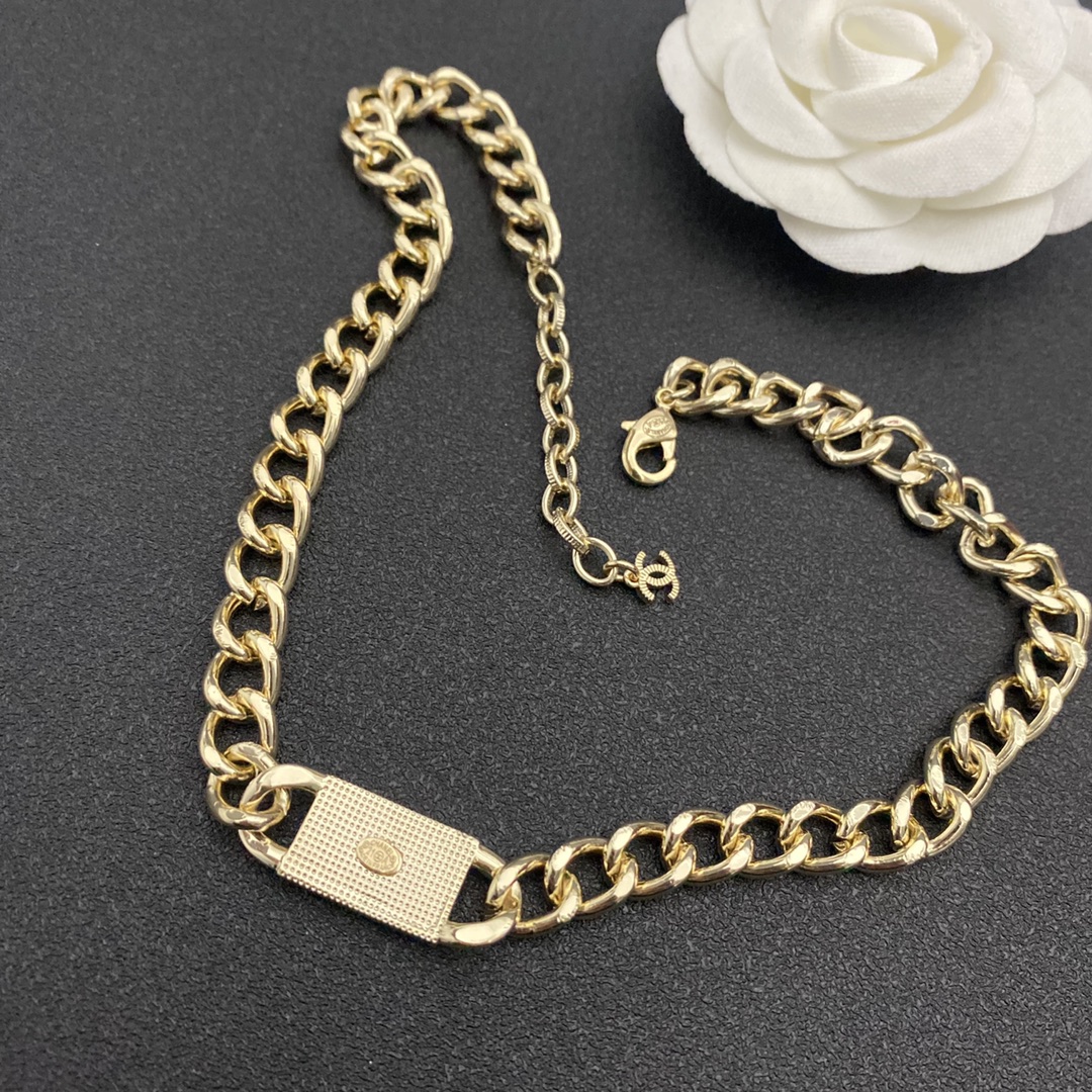 B068 Chanel necklace 104752