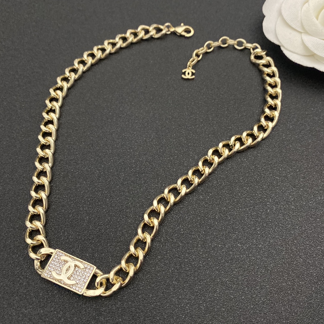 B068 Chanel necklace 104752