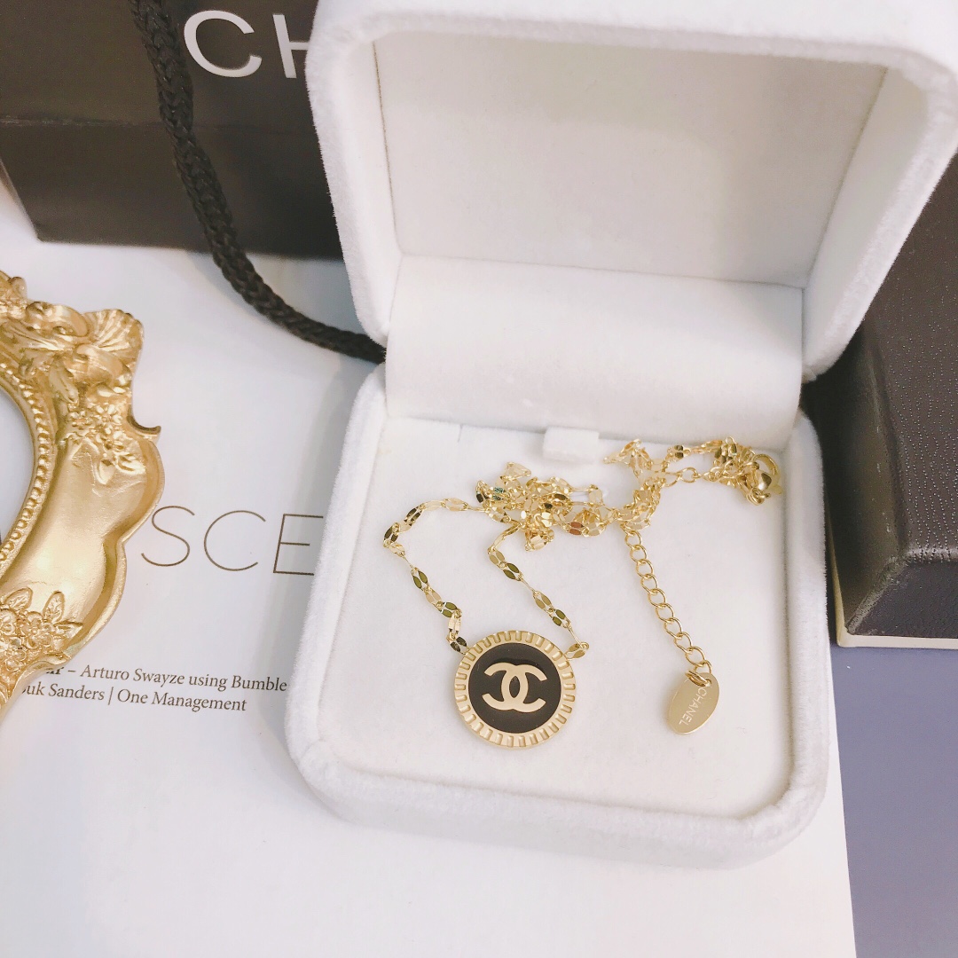 Chanel necklace 105746