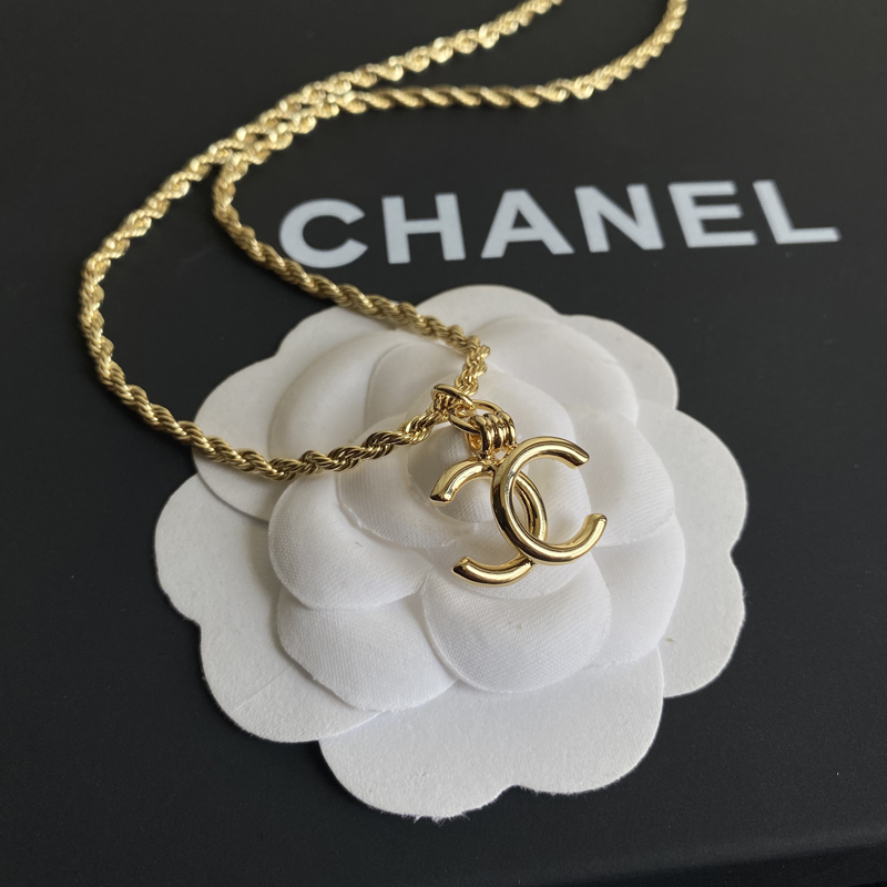 B138  Chanel necklace 105869