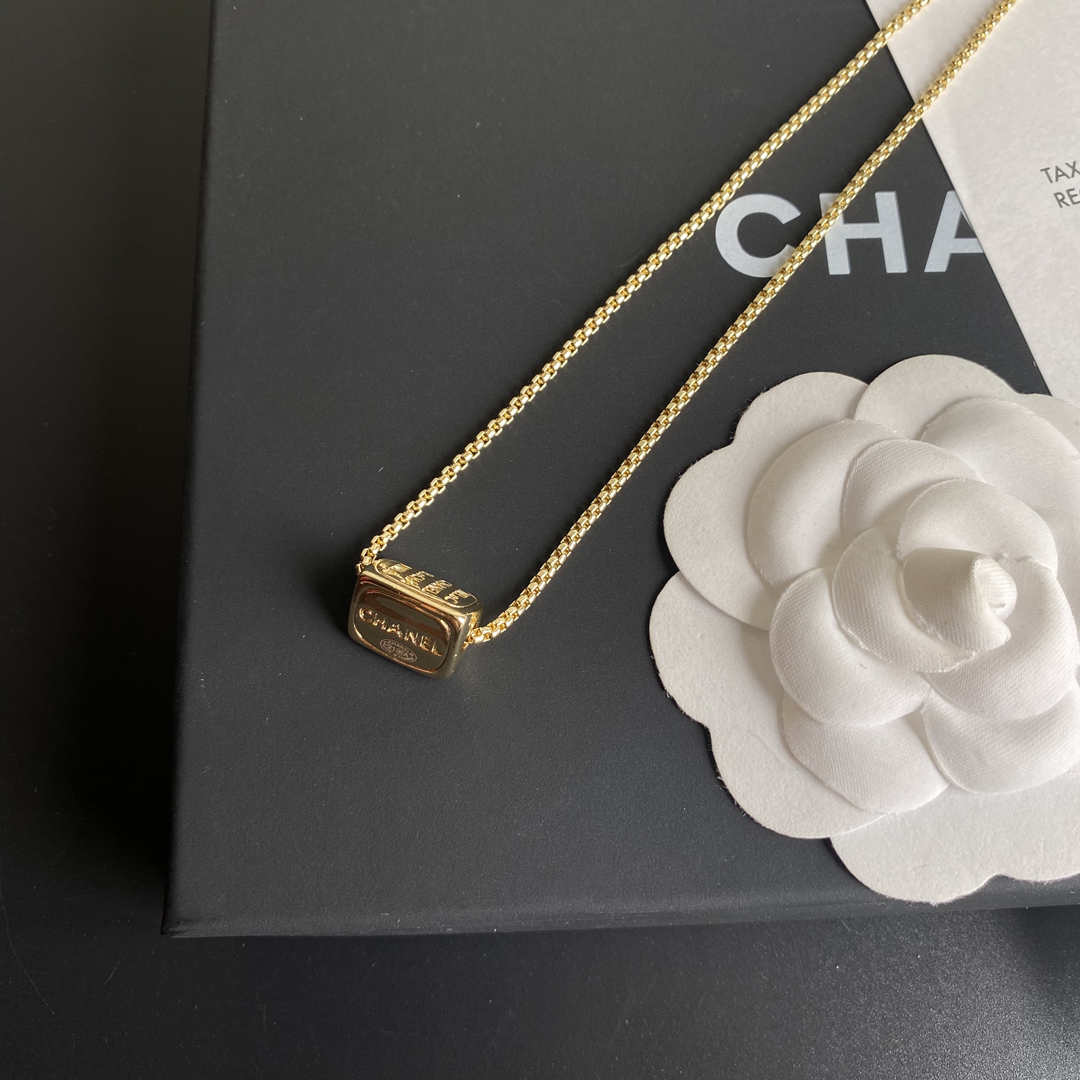 B015 Chanel necklace 105926