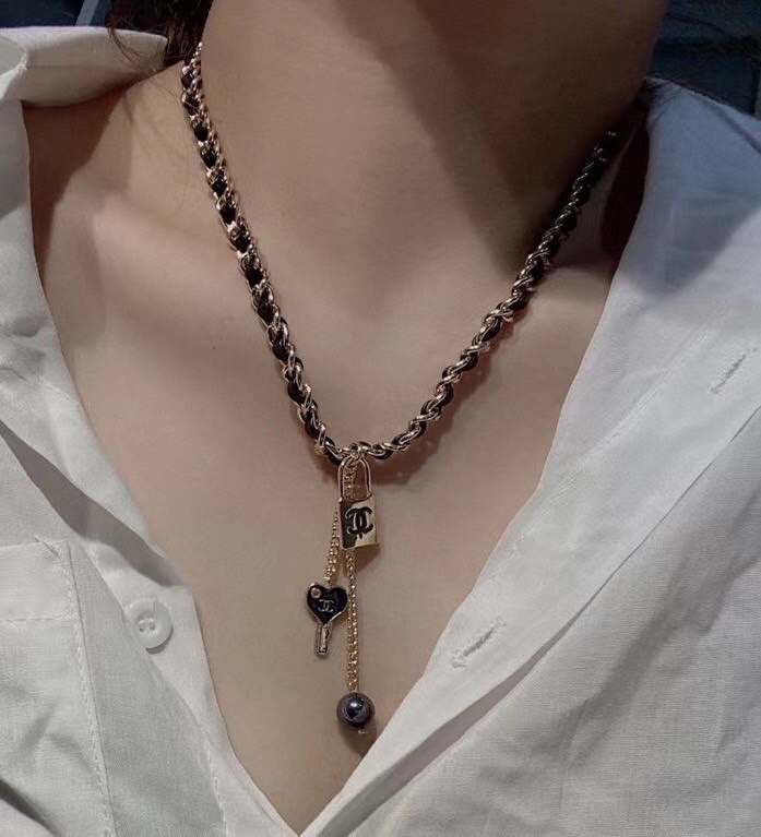 Chanel necklace 106080