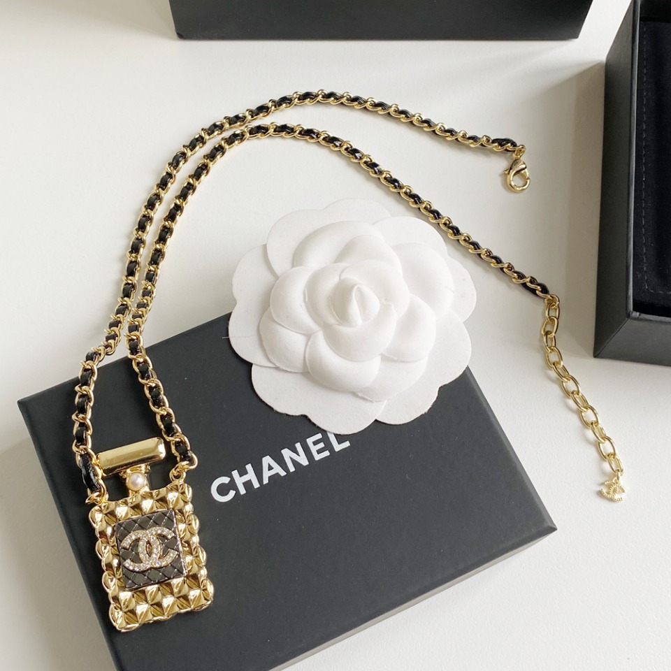 B210 Chanel necklace