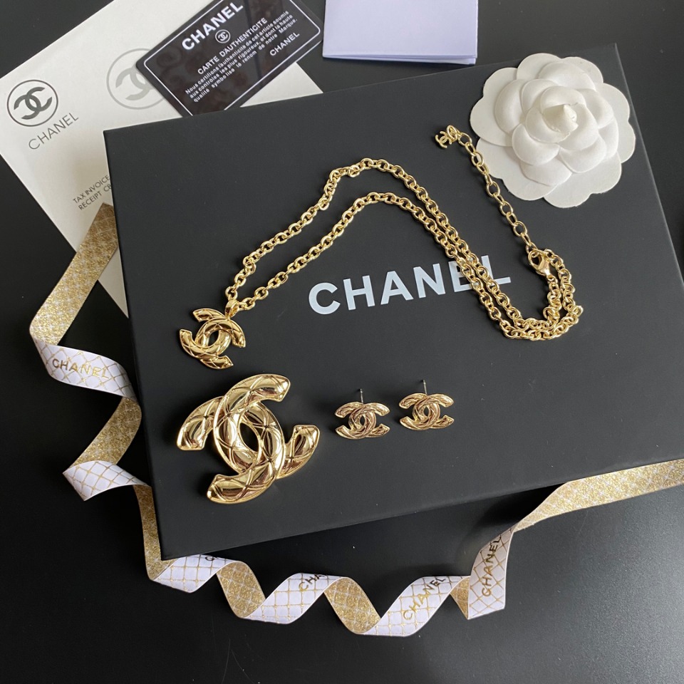 B048 Chanel necklace 106840