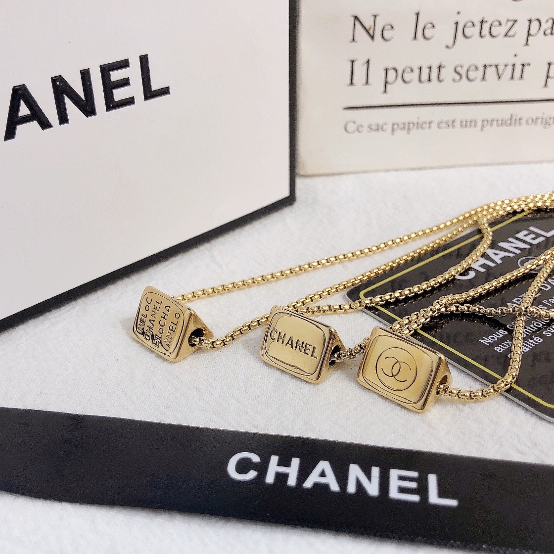X373   Chanel necklace 106905