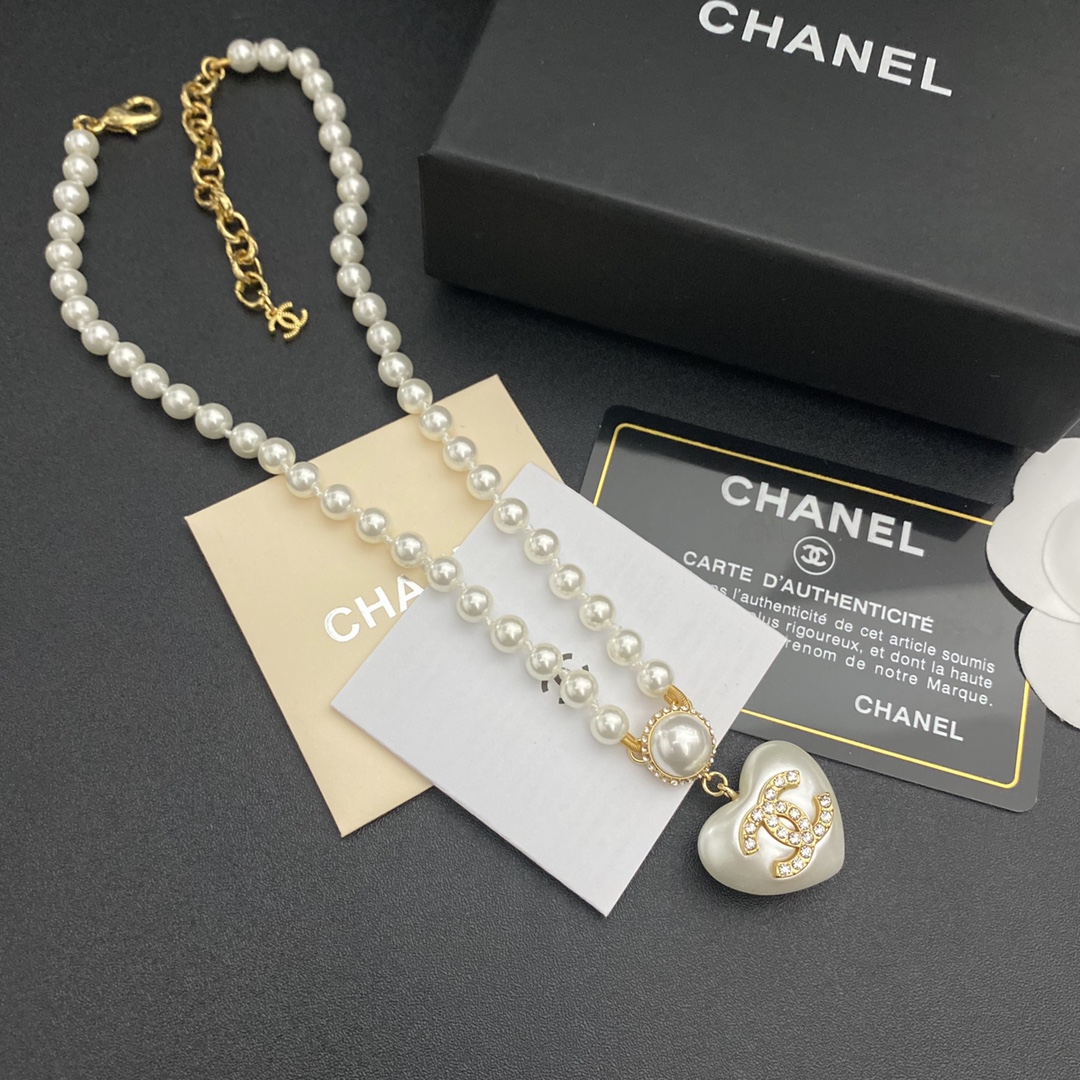 B304 Chanel necklace 107146