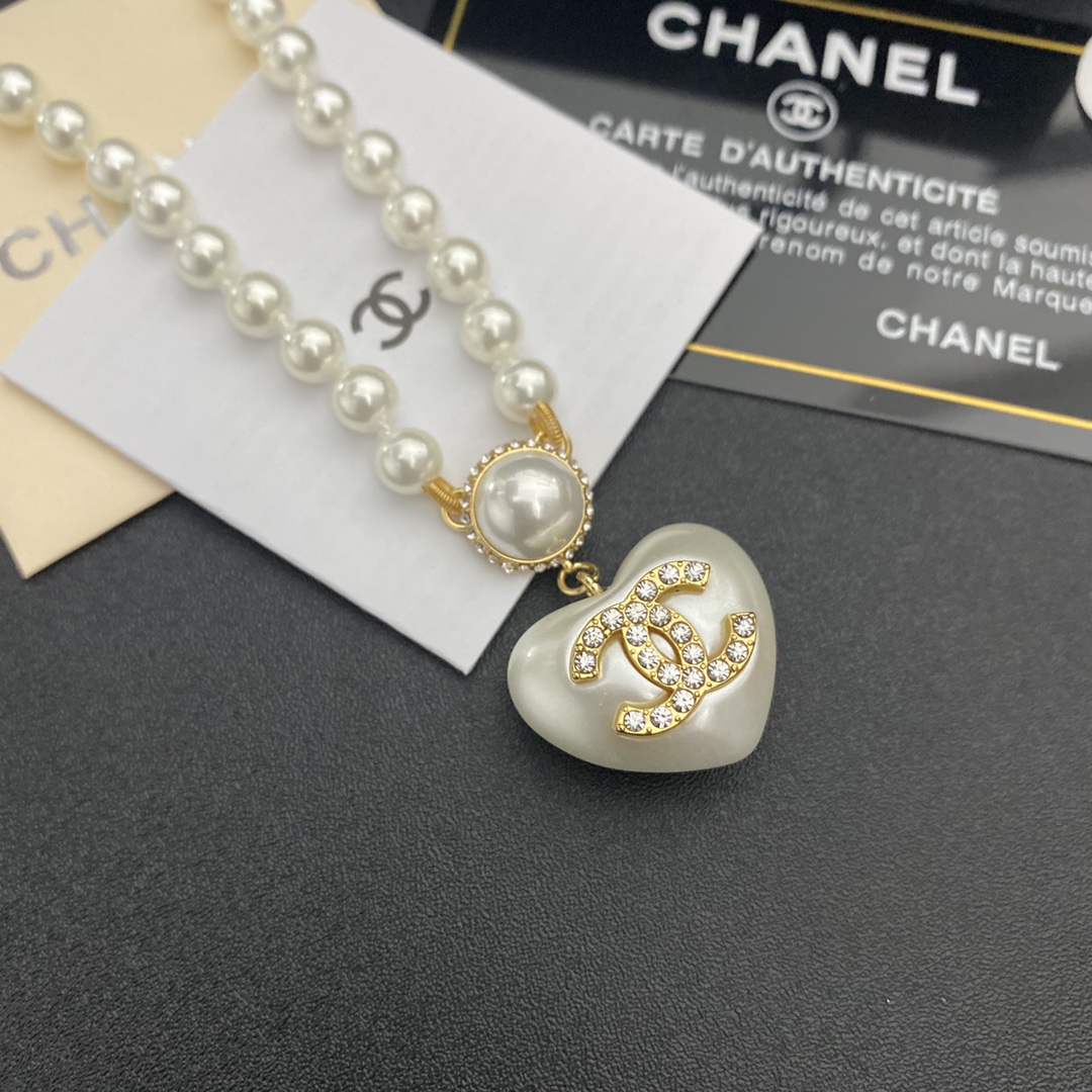 B304 Chanel necklace 107146