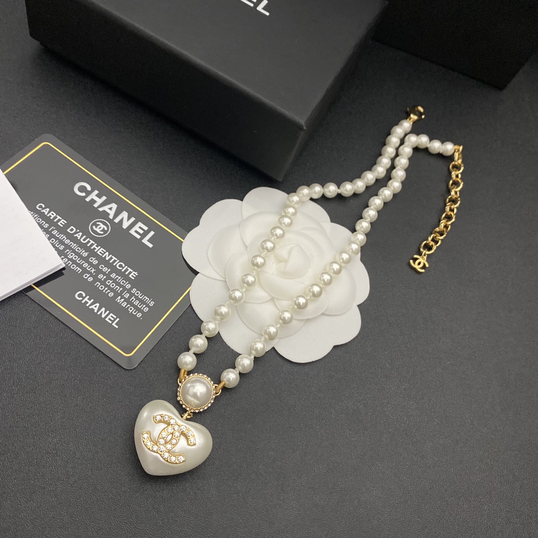 B304 Chanel necklace 107146