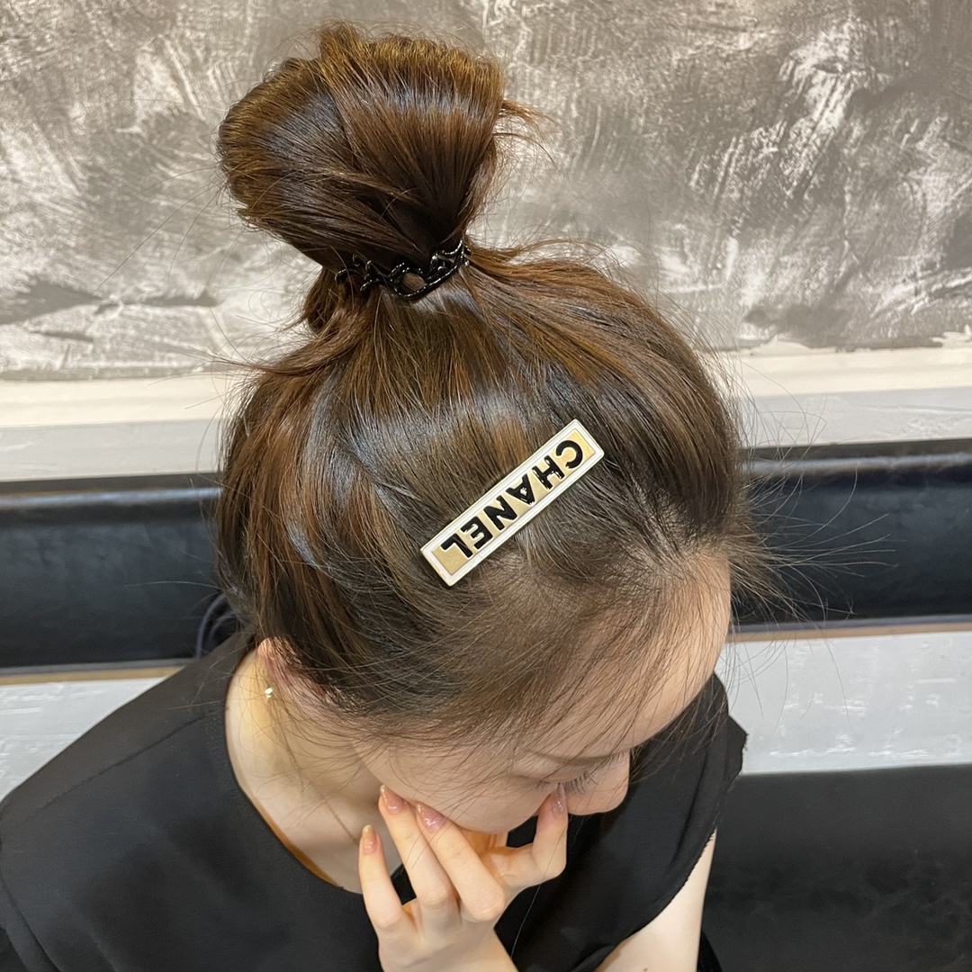 F009 Chanel hairclip 106076