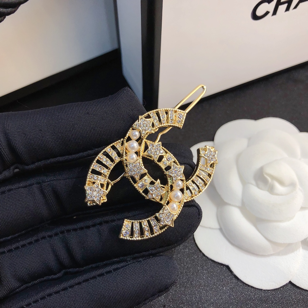 F016    Chanel hairclip 106173