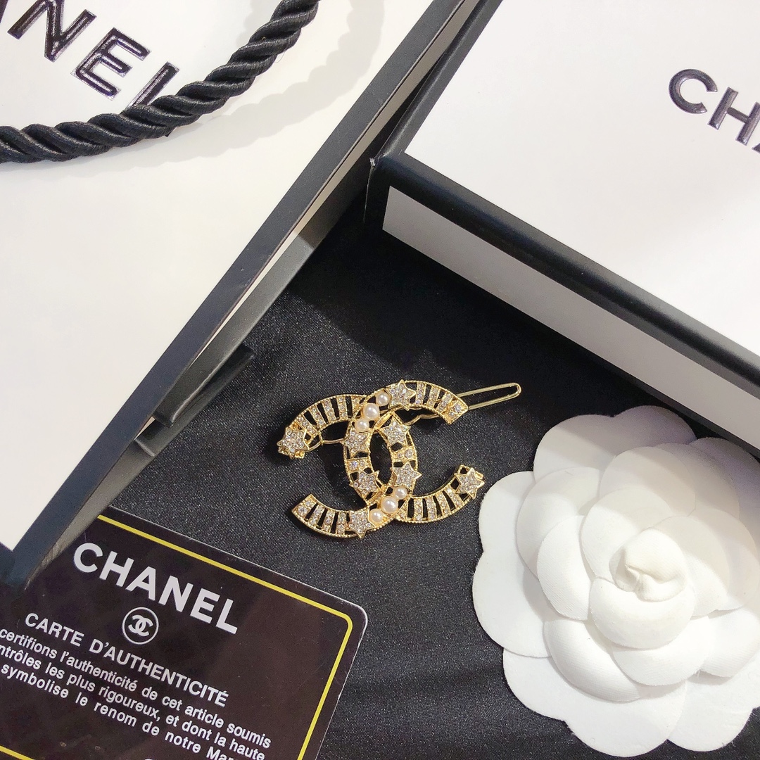 F016    Chanel hairclip 106173
