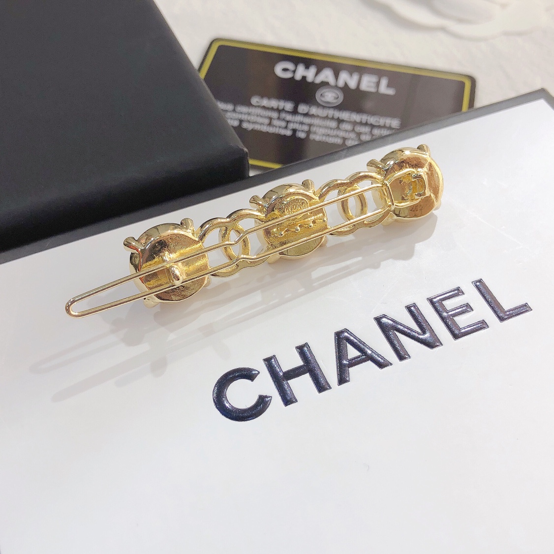 F017   Chanel hair clip 106324